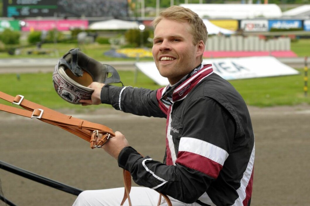 Kusktalangen Adrian Kolgjini är “i ett förhållande” med Saga Scott på Facebook. FOTO: Ibl 28.05.2016, Bromma, Stockholm, SWE, SCHWEDEN - Portrait of trotting driver Adrian Kolgjini after winning the Sweden Cup. Solvalla racecourse. (Fahrer, Kolgjini, Sieg, Portrait, Portraet, Porträt) 907P280516SOLVALLA.JPG 28 05 2016 Bromma Stockholm SWE Sweden Portrait of trotting Driver Adrian Kolgjini After Winning The Sweden Cup Solvalla Racecourse Driver Kolgjini Victory Portrait Portrait Portrait jpg