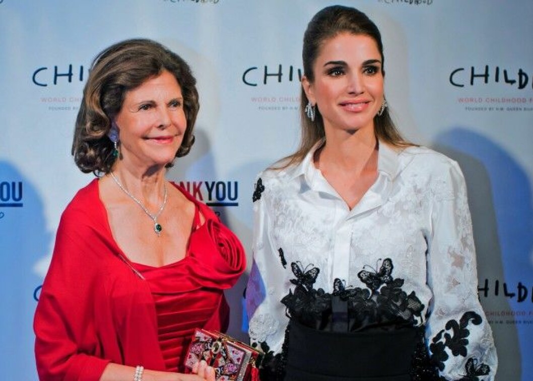 Drottning Silvia och drottning Rania på galan som prinsessan Madeleine skulle ha gått på. Foto: IBL Drottning Silvia och drottning Rania på galan som prinsessan Madeleine skulle ha gått på. Foto: IBL
