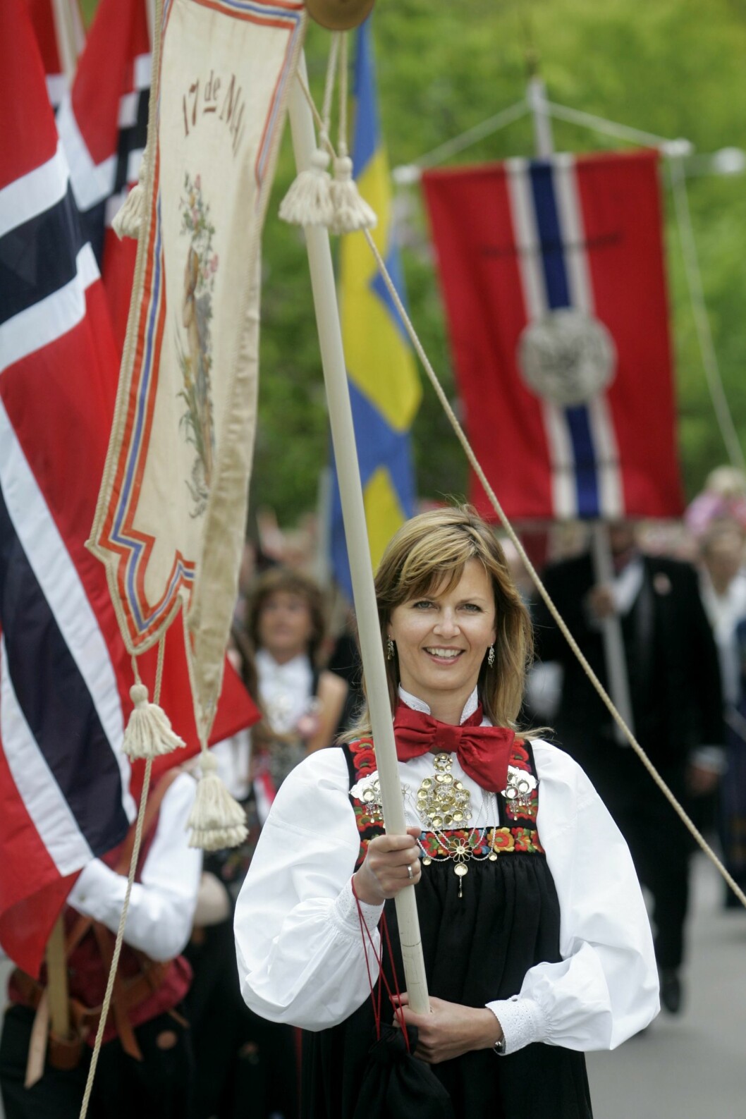 TV4:s förra väderpresentatör Tone Bekkestad leder det norska 17:e majtåget, 2007. På bild ser vi även en traditionell Bunad.