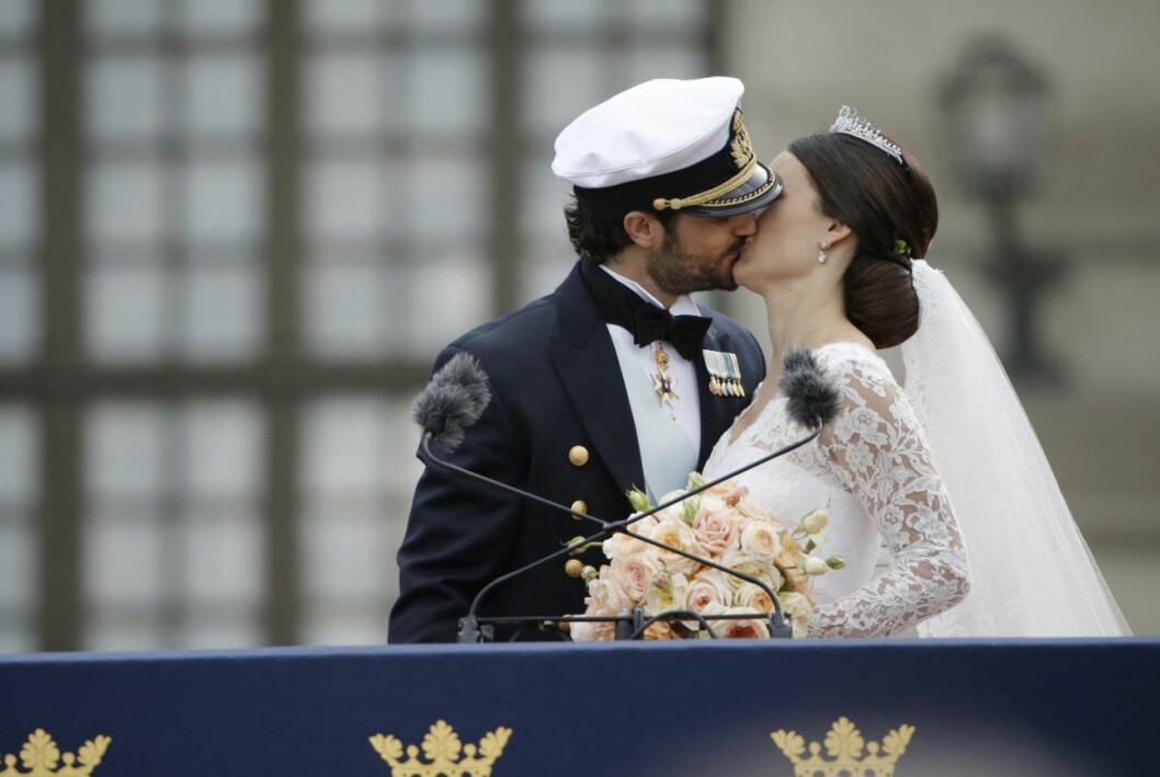 Prins Carl Philip och prinsessan Sofia.<em><strong> FOTO: IBL</strong></em> Prins Carl Philip och prinsessan Sofia kysser varandra