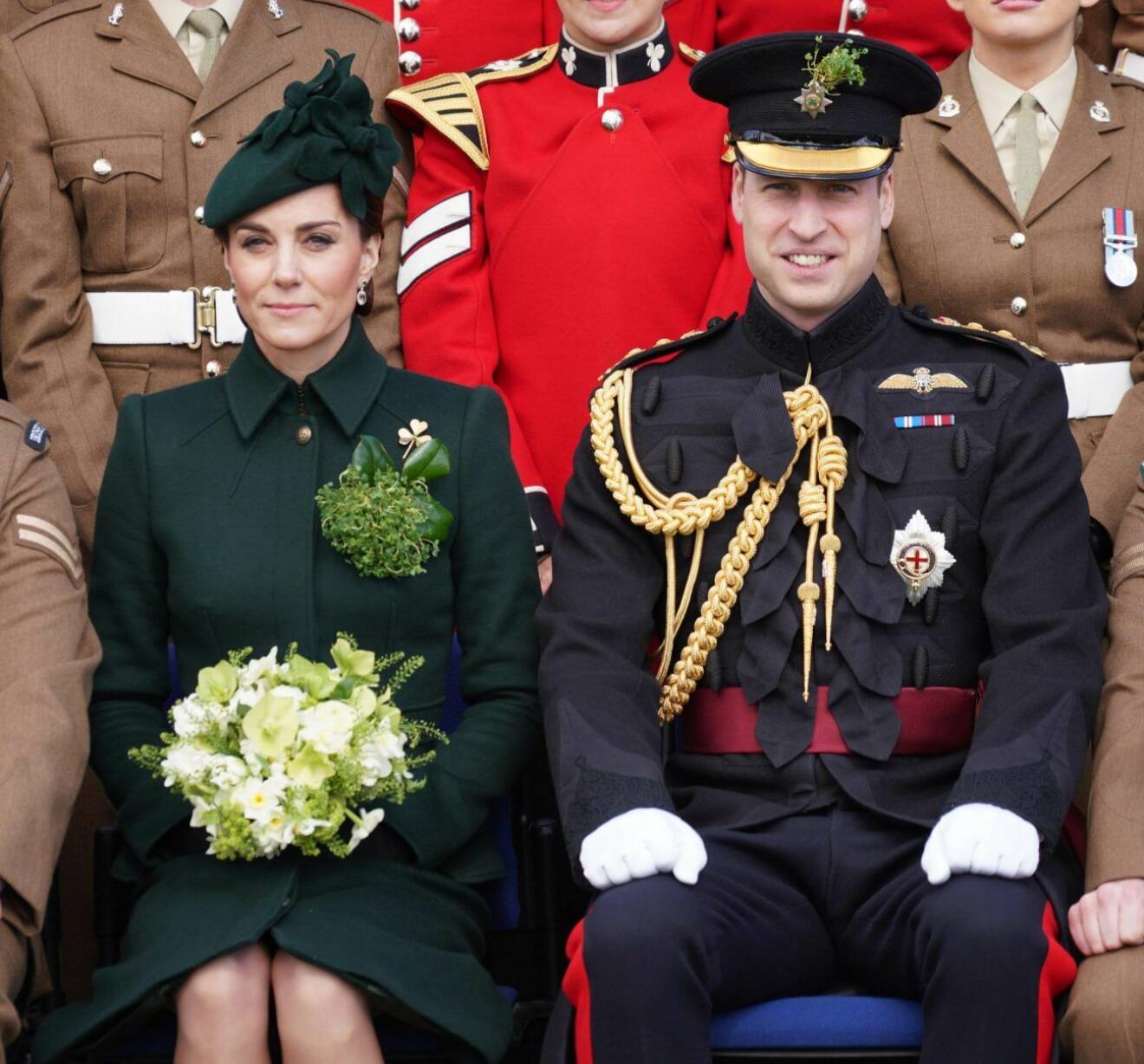 Kate Middleton i klänning med bukett i famnen