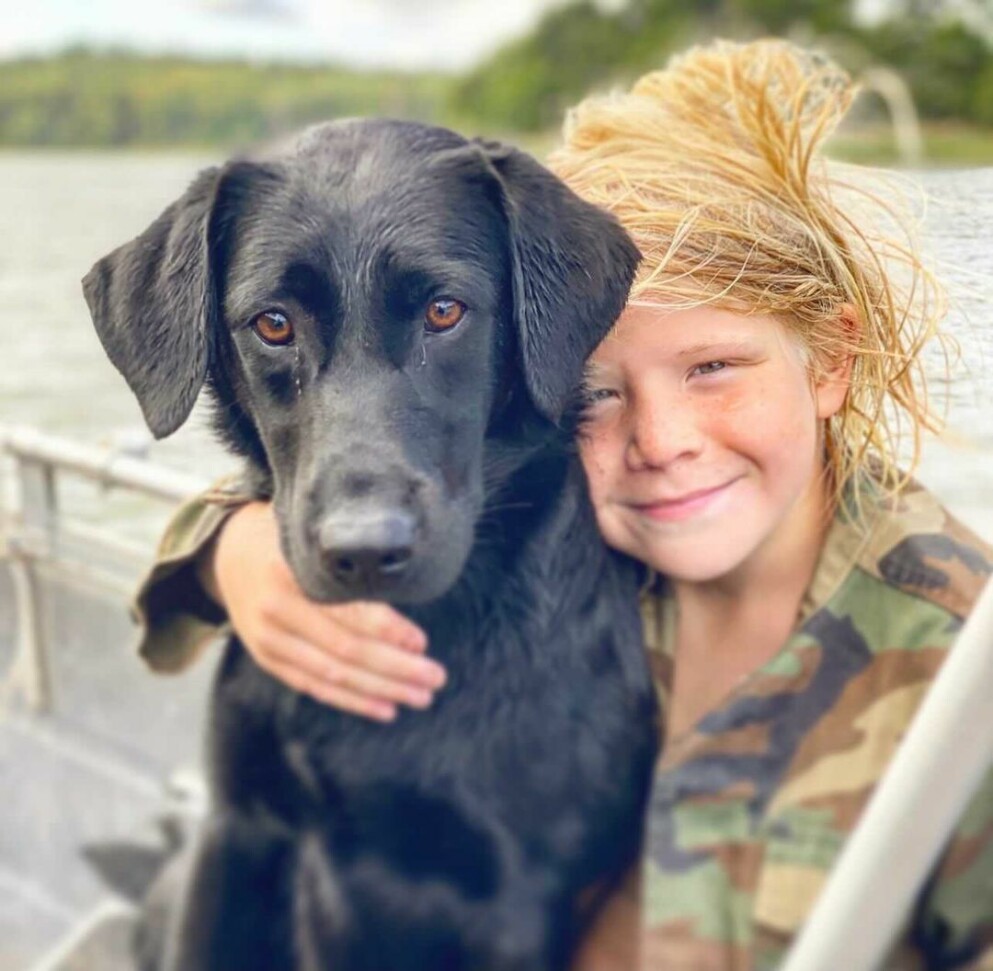 Alexander och hans hund. FOTO: PRIVAT Fredrik Steens son Alexander.
