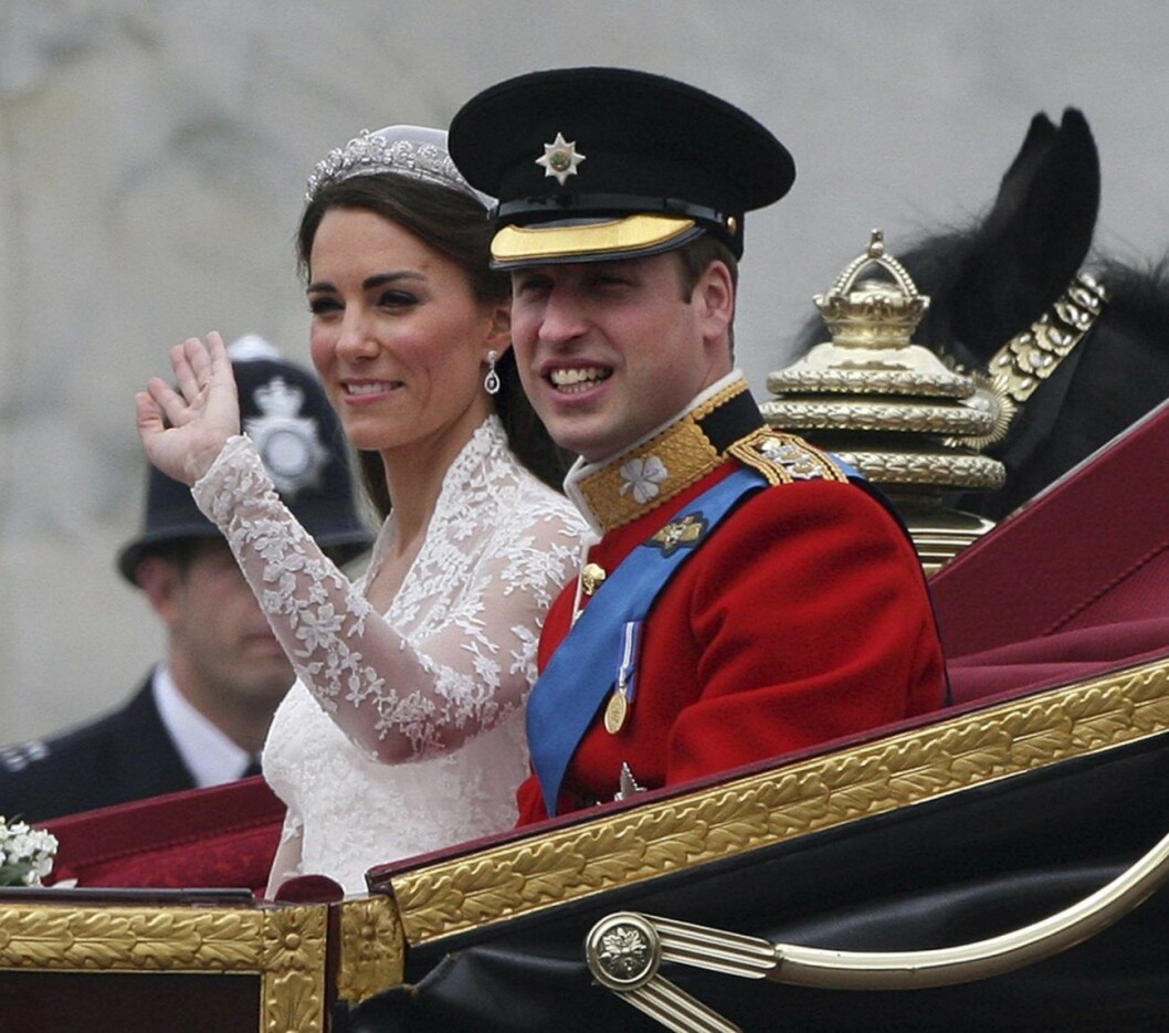 Prins William och Kate Middleton. <em><strong>FOTO: IBL</strong></em> Prins William och Kate Middleton vinkar