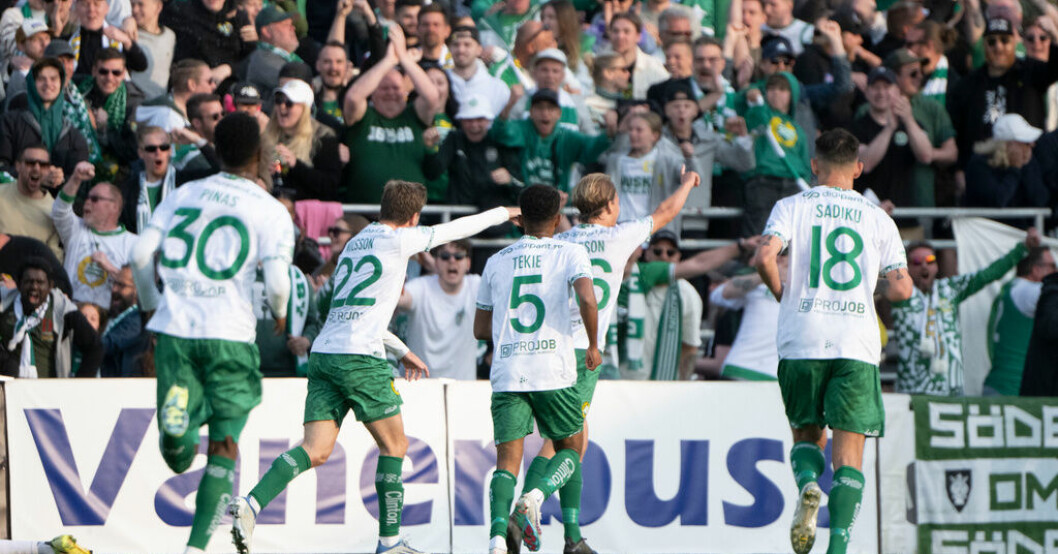 19-årige Markus Karlsson firar sitt första allsvenska mål med lagkompisarna. Tonåringarna räddade Hammarby