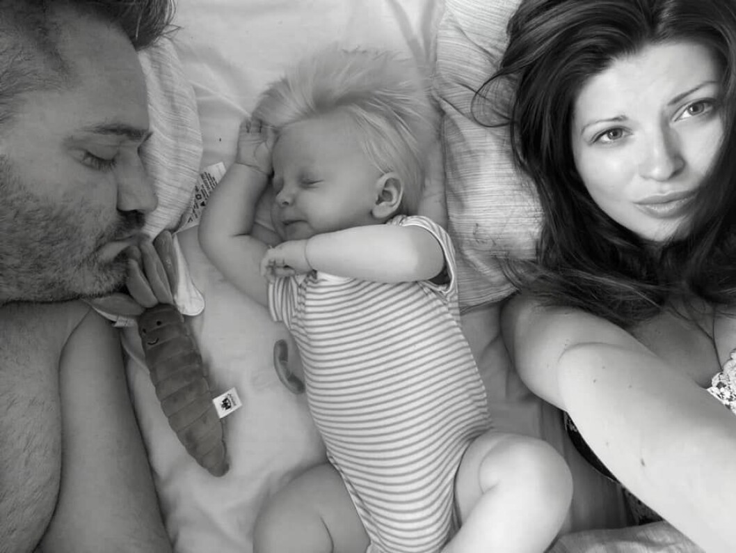 Hela familjen är mörkhårig – utom lille David som mest av allt liknar Boris Johnson. Hela familjen i sängen: pappa Ruslan, lilla David och mamma Tatiana.