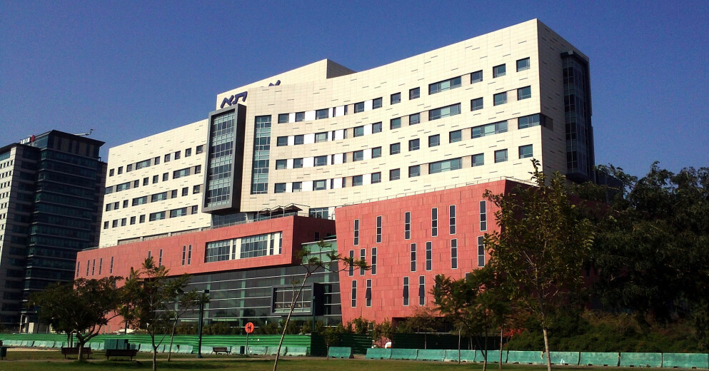 Bebisen föddes på sjukhuset Assuta Medical Center i Tel Aviv. Läkaren Omer Globus var förvånad när han upptäckte att det var ett foster i bebisen mage. Han hade aldrig sett något liknande. Assuta Medical Center i Tel Aviv