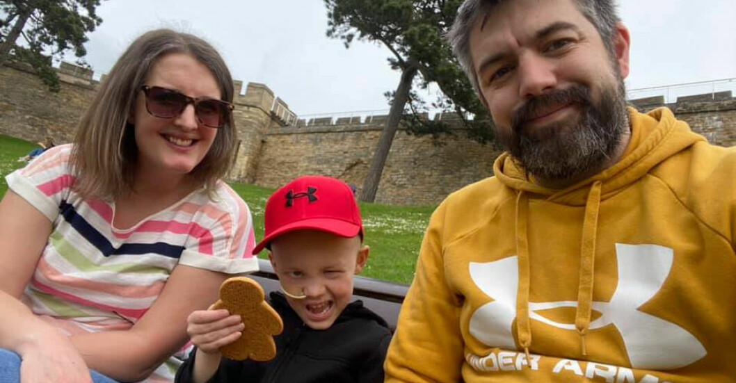 <strong>Familjen tar mycket bilder och passar på att umgås när de har möjlighet att lämna sjukhusmiljön.</strong> Nicola Smith, sonen Nathaniel och Phil Gidman.