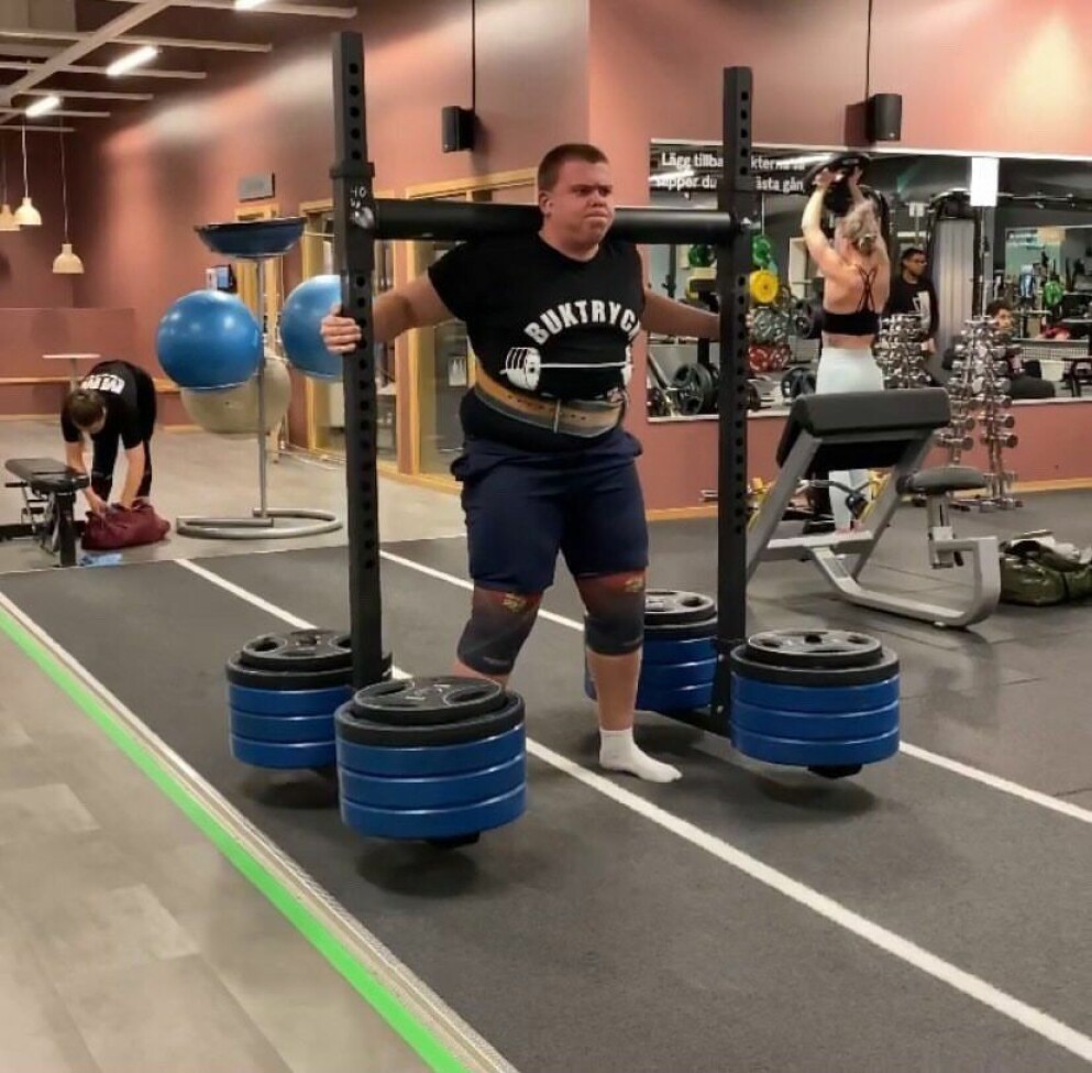 Emil Almeen gör strongman-övningen Yoke och går med 400 kilo. Emil Almeen