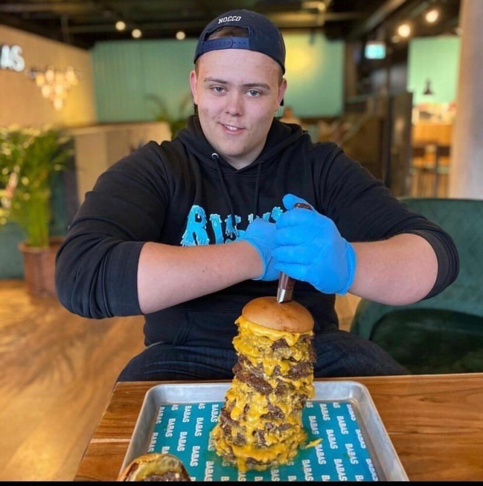 Emil Almeen trycker i sig en burgare på över två kilo på Babas Burgers. Emil Almeen