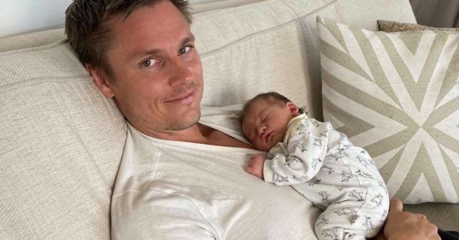 Sonen Marcus har fått barn: ”Marcus med lilla Silje”, säger Mikael om bilden. Mikael Sandström har fått ett barnbarn