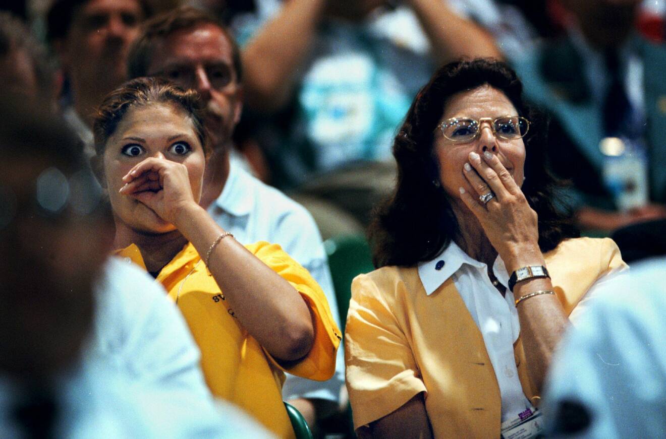 1996-07-28. OS i Atlanta. Kronprinsessan Victoria och drottning Silvia i gastkramande drama. I publiken när J-O Waldner spelar bordtennis. Spänning, dramatik.