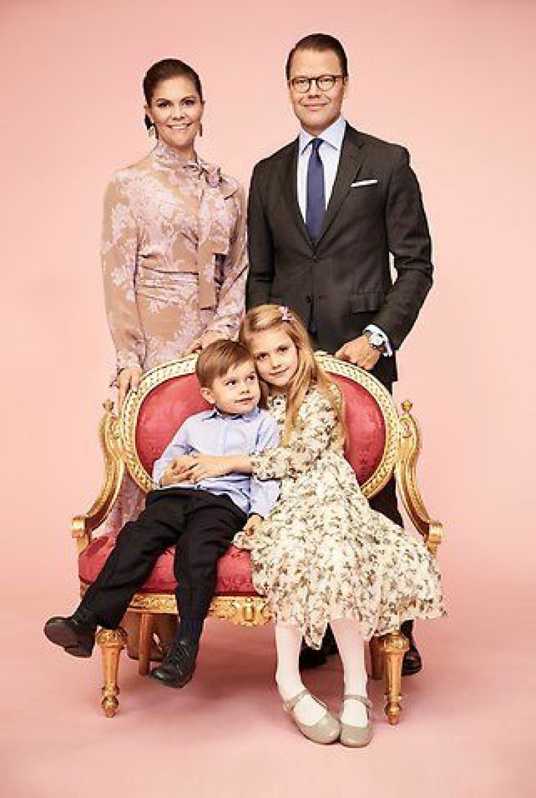 Den nya bilden på kronprinsessan med familj. Den nya bilden på kronprinsessan med familj.