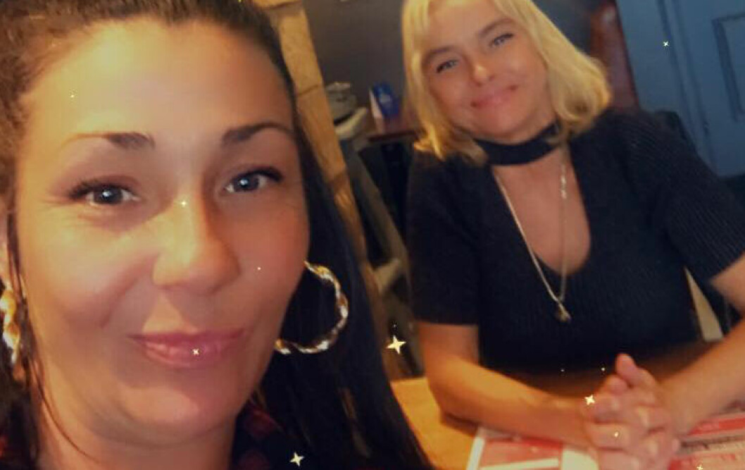 <strong>Sara Jane Smith på bild med en väninna.</strong> Sara Jane Smith på bild med en väninna.