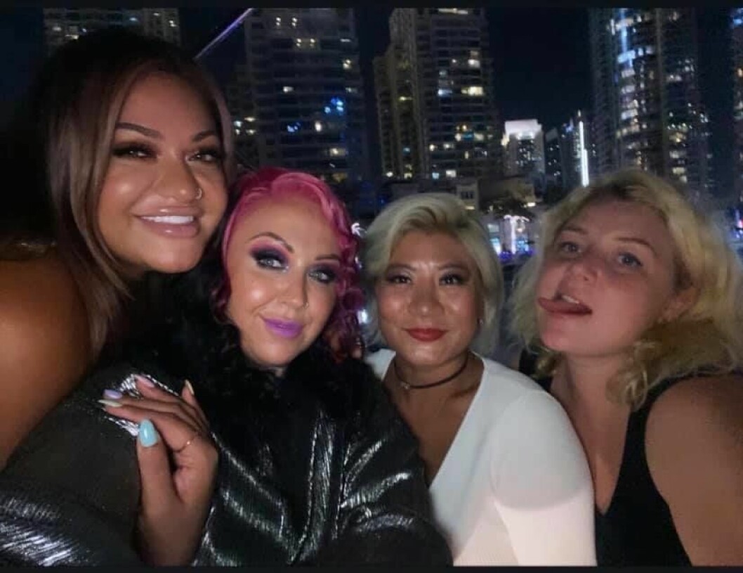Louise Smith och Danni Chauhan träffades och blev vänner när de arbetade ihop på en salong för Toni & Guy. Danni Chauhan och Louise Smith blev vänner på jobbet.