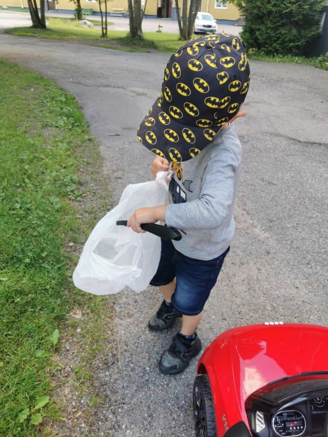 Iklädd sin Batman-keps rensar Sören, 4 Ramnäs gator från skräp.