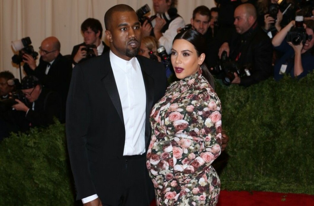 Kim valde bort typiska mammakläder och köpte en storlek större av sina vanliga i stället. Foto: All Over Press 'PUNK: Chaos to Couture' Costume Institute Gala at The MetropolitanMuseum of ArtFeaturing: Kim Kardashian,Kanye WestWhere: New York City, New York, United StatesWhen: 07 May 2013Credit: Andres Otero/WENN.com
