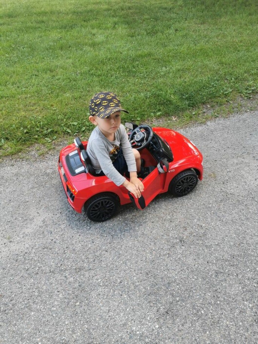 Sören, 4, röda elbil.