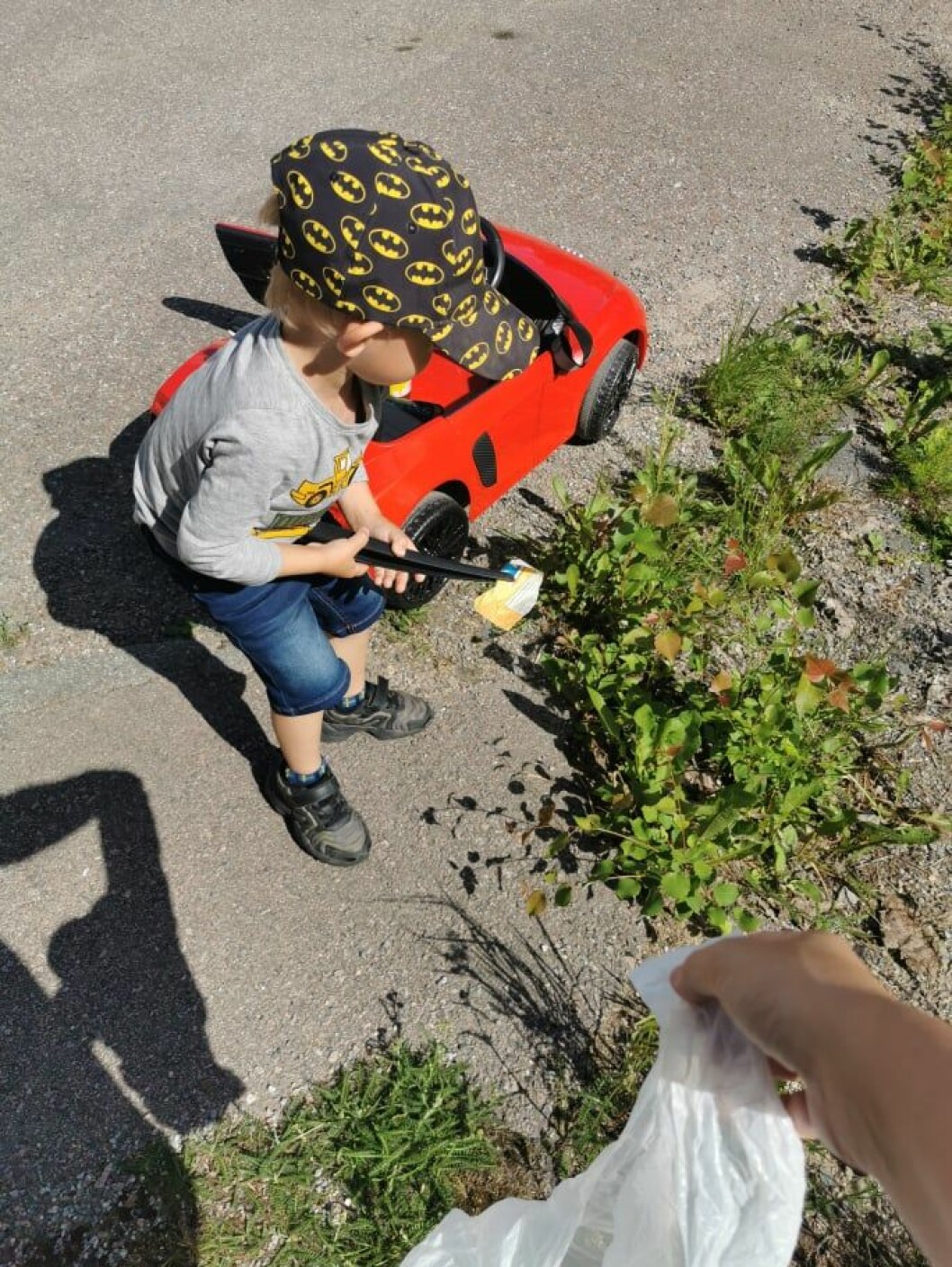 Med tången i handen plockar Sören, 4 upp allt skräp han ser.