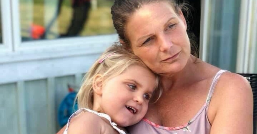Liv, 5, lider av den ovanliga sjukdomen Rett syndrom och kräver assistans dygnet runt. När de skulle in på Ölands djurpark tvingades Livs assistent betala entrén eftersom djurparken inte godkänner ledsagarbevis från privata företag. Liv och Tina Cangemark