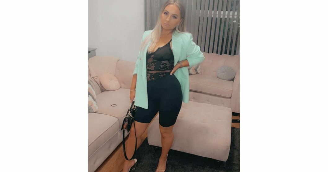 Sophie Burdge testades positivt för corona på vägen hem från Mallorca. Sen hamnade hon i en karantän som hon beskriver som värre än ett fängelse, enligt BBC. Sophie Burdge