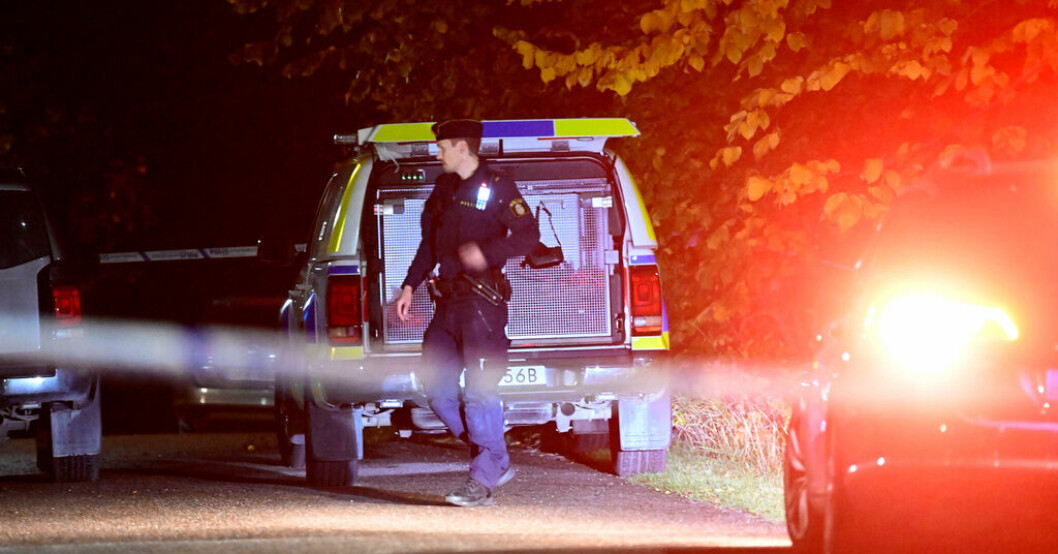 Två personer skadades i en skottlossning mot en bostad i Enköping. Nu döms en person för två fall av mordförsök. Arkivbild. 22-åring döms till 14 års fängelse – efter mordförsö
