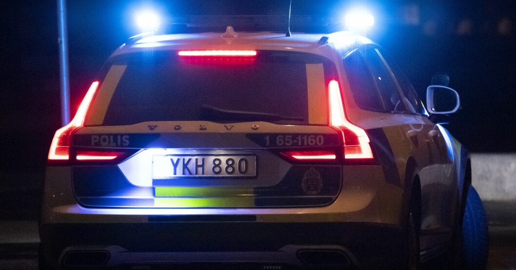 Arkivbild. Två till sjukhus efter voltat med bil – totalstopp i trafiken: ”Nacksmärtor”