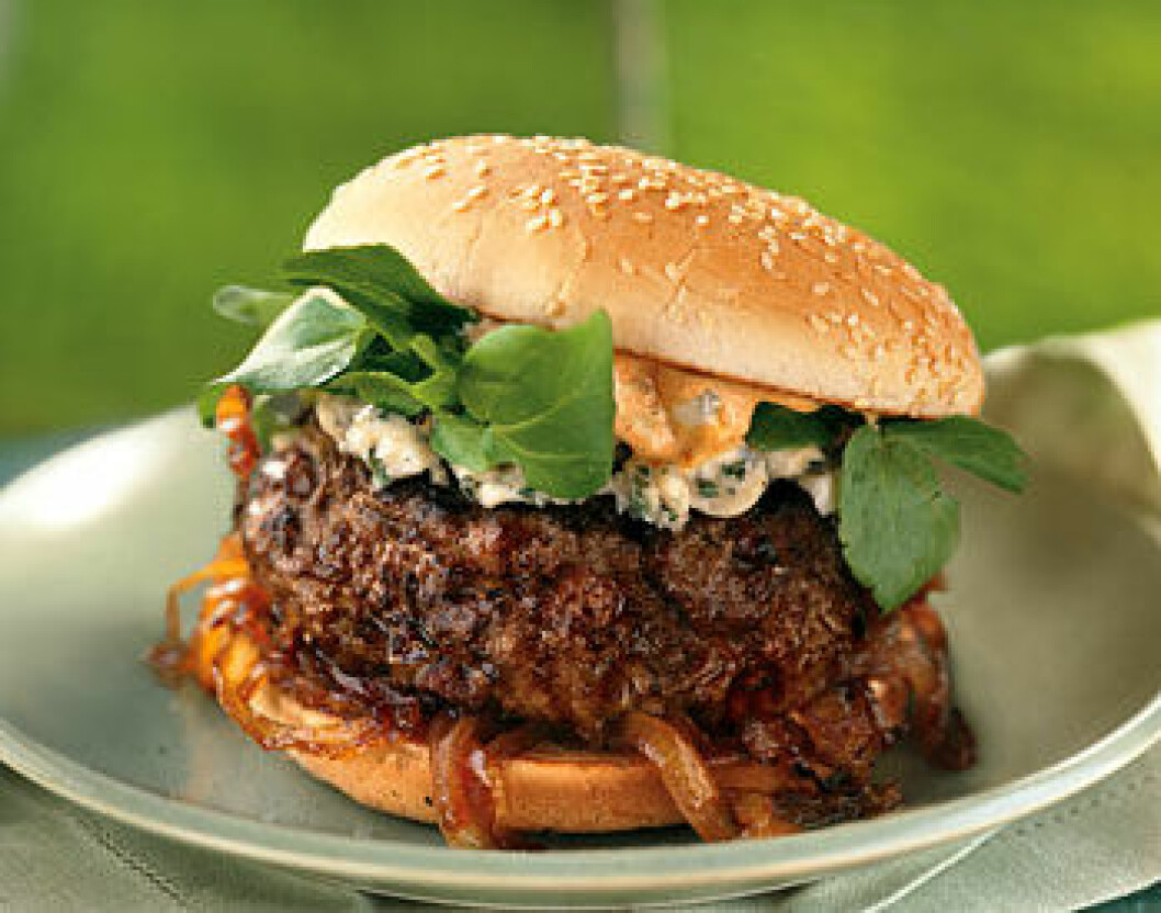 Via: <a href="http://www.epicurious.com/recipes/food/views/andouille-and-beef-burgers-with-spicy-mayo-and-caramelized-onions-235323" target="_blank">Epicurious.com</a> 235323