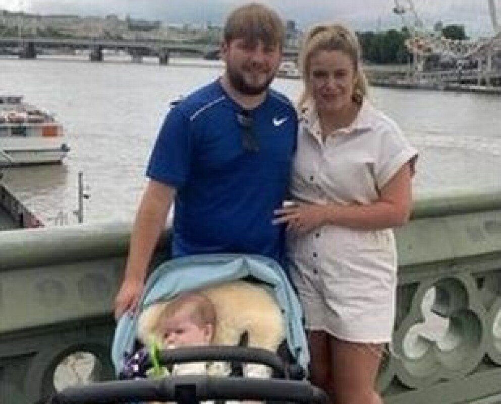 <span class="italic" data-lab-italic_desktop="italic">Leon Clarke och Ruby Flanagan tillsammans med sin son som är döpt efter sin pappa. Foto: privat</span>