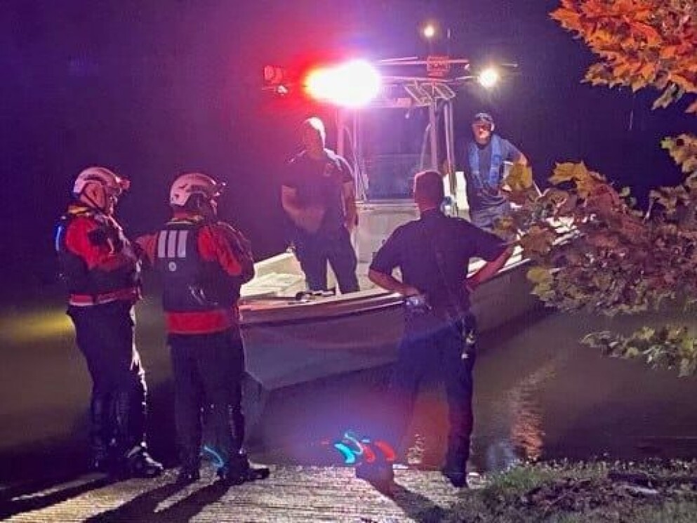 Den lokala räddningstjänsten hittade den 40-åriga pappan avliden omkring 23:00 på lördagskvällen.