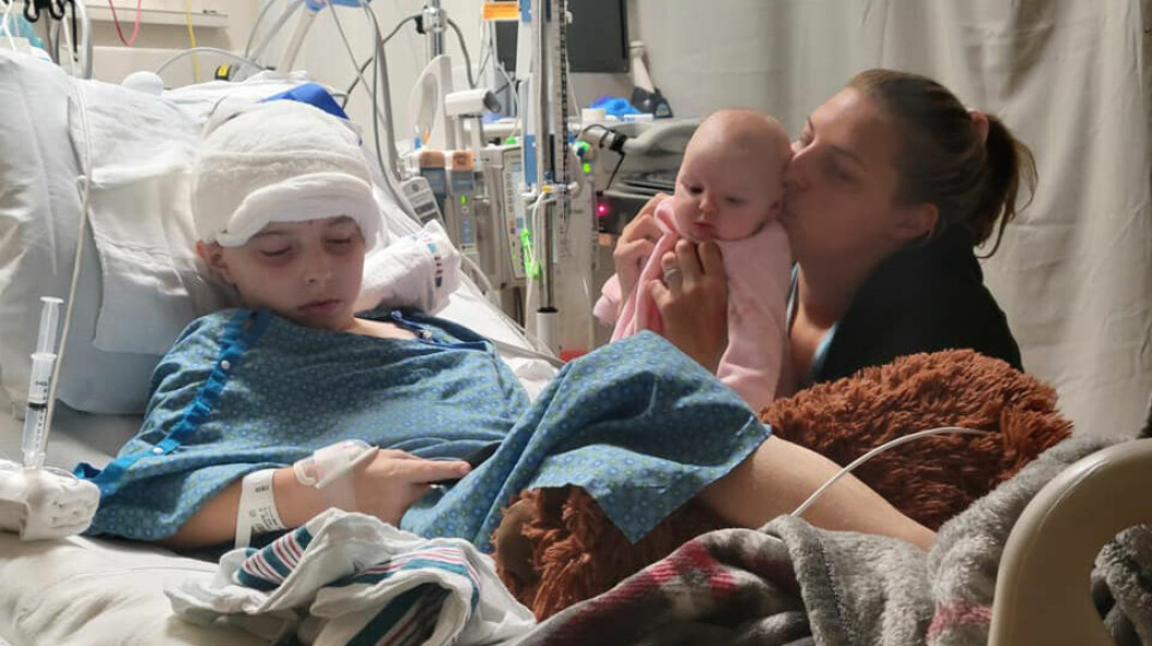 <strong>Silas veckor är uppbokade av ständiga sjukhusbesök, berättar hans mamma.</strong> Silas Kurz, lillasyster Elena och mamma Christina Cobb.