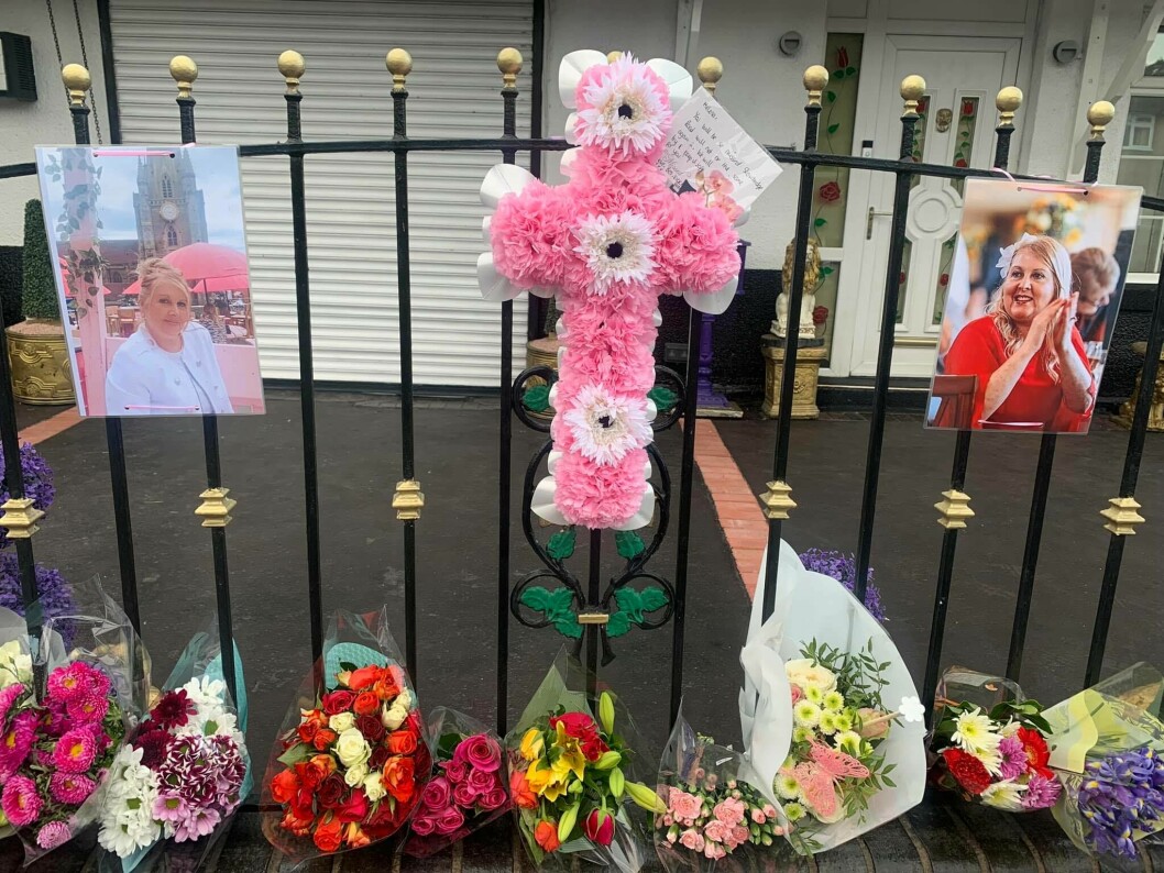 <strong>Utanför familjens bageri samlades snabbt blommor för att hylla den bortgångna Helena Maffei.</strong> Helena Maffei var mycket populär i staden Kidderminister och drev det lokala bageriet. Utanför butiken har det samlats blommor.