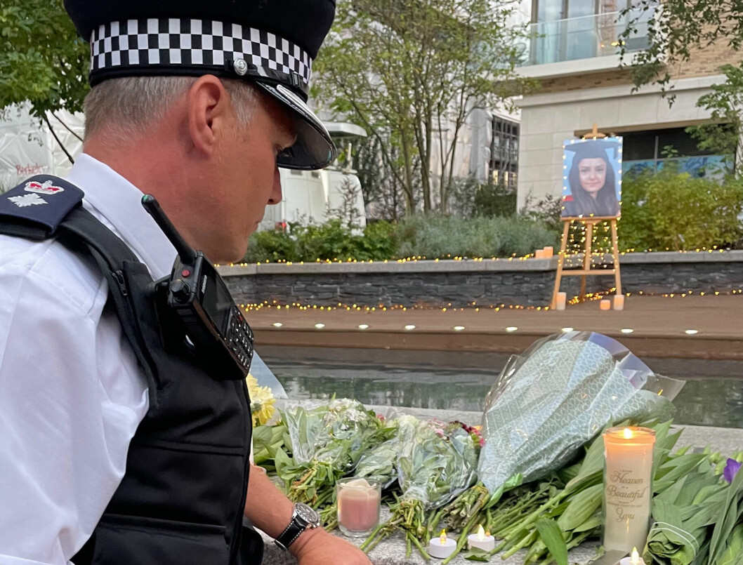 <strong>Polischefen Trevor Lawry lämnar en bukett under en vaka för Sabina Nessa.</strong> Polischef Trevor Lawry lämnar en bukett under en vaka för Sabina Nessa.