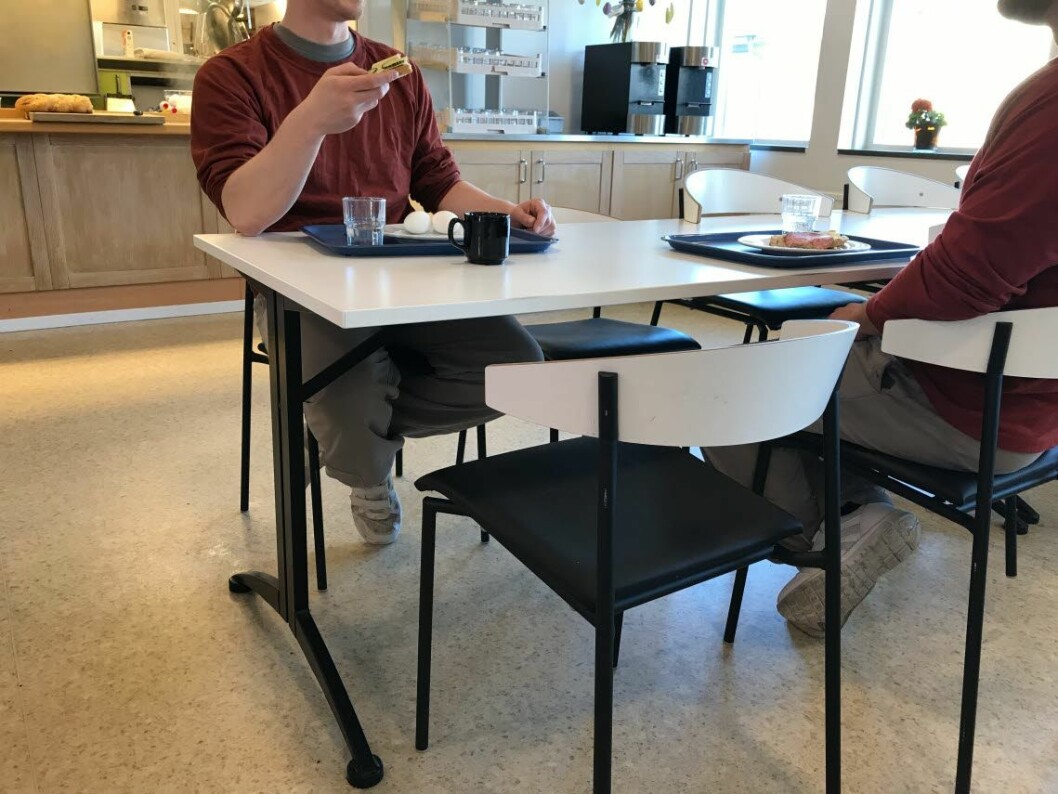 Var fjärde anger religiösa skäl och ungefär lika många uppges ha medicinska skäl när de ansöker om specialkost. Matsal inom kriminalvården.