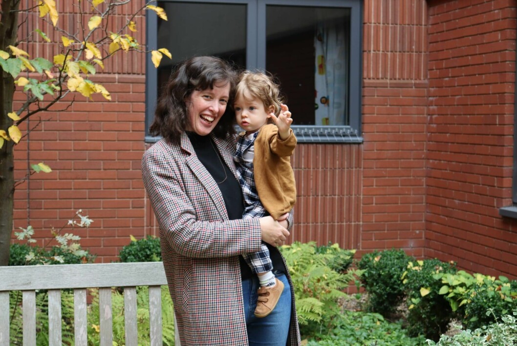 Efter den traumatiska händelsen hyllar mamma Alison sjukhuset för all hjälp familjen Elliott fick under den svåra tiden. Här besöker Alison sjukhuset med Hatties tvillingbror Hamish. Alison Elliott.