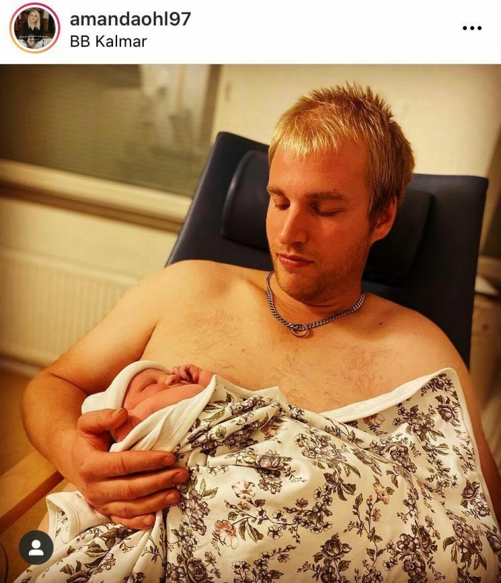 Simon med nyfödda dottern Alice. Amanda och Simon har fått barn