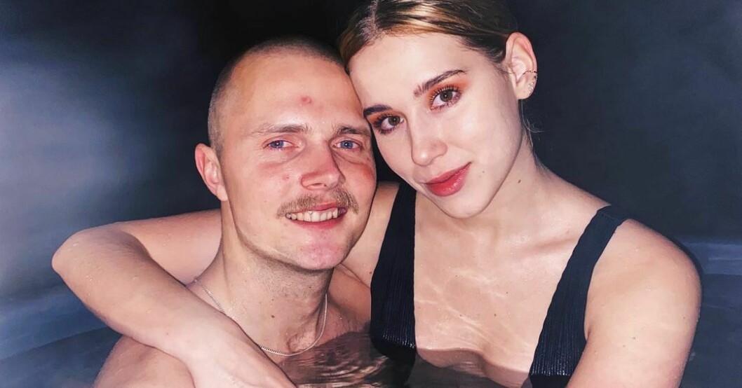 Matilda och Samuli i badet tillsammans.