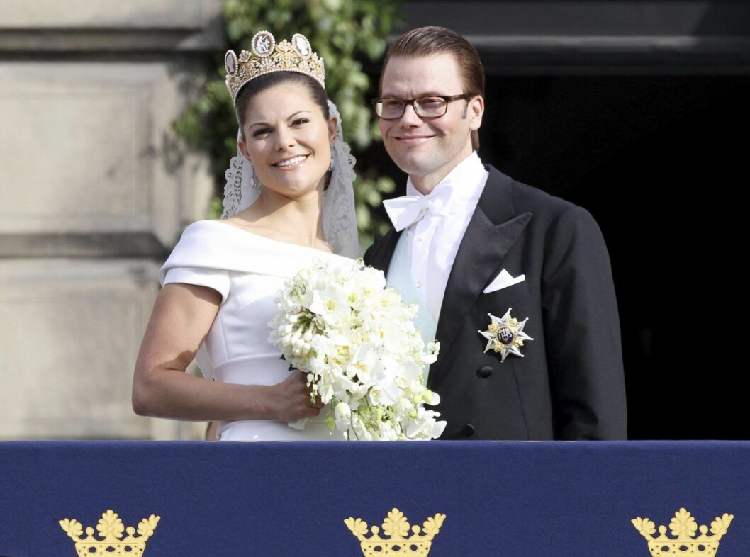 Kronprinsessan Victoria och prins Daniel. <em><strong>FOTO: IBL</strong></em> Kronprinsessan Victoria och prins Daniel håller om varandra och ler