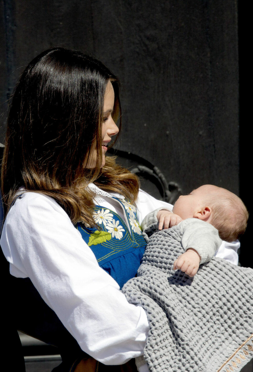 Carl-Philip har inte en tanke på att han blivit farsa till söta lille Alexander då han tar kurvorna i 170 blås. 06-06-2016 Swedish Prince Carl Philip and Prince Alexander and Princess Sofia open the doors to the Royal Palace in Stockholm for the 'Open Palace' event during the National Day of Sweden celebrations in Stockholm. During 'Open Palace' the public is invited to visit the Royal Palace in Stockholm and take part of guided tours. © Nieboer/insight media