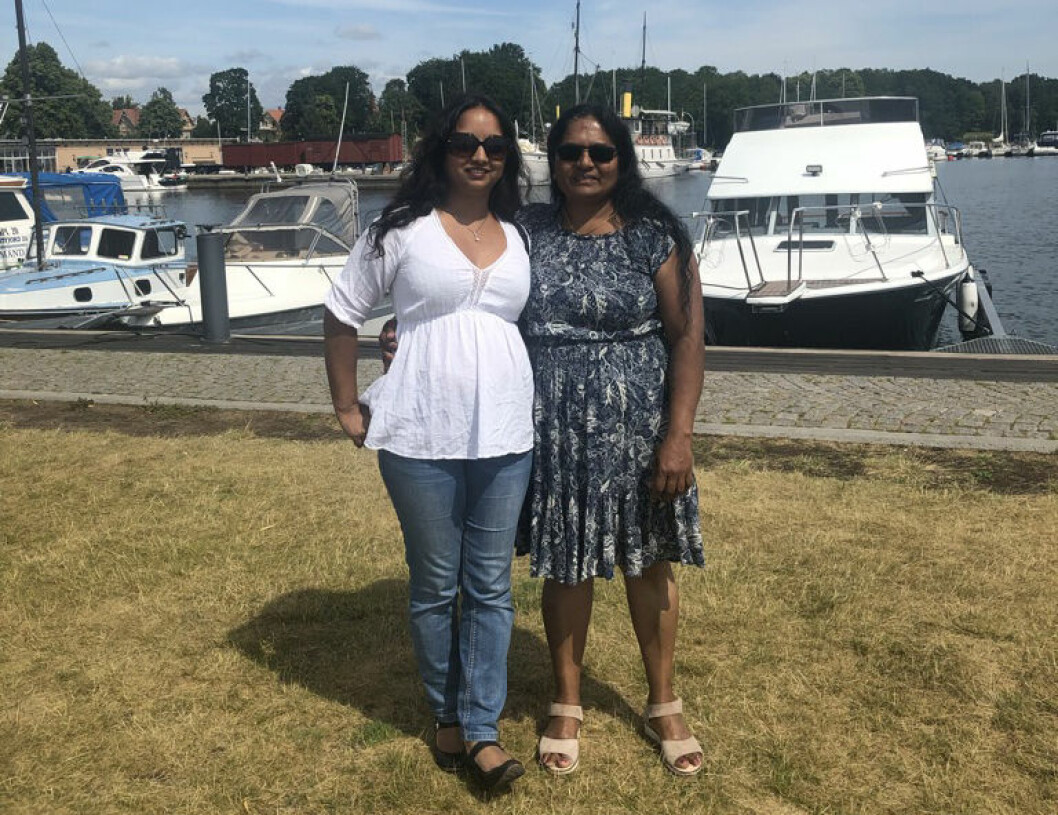 Mor och dotter återförenade, efter över 12 000 dagar isär. Mor och dotter återförenade, efter över 12 000 dagar isär.