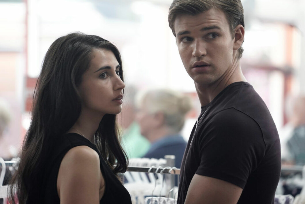 Dilan Gwyn och kollegan Burkely Duffield i tv-serien “Beyond”. i filmen "BEYOND", Dilan Gwyn och Burkely Duffield