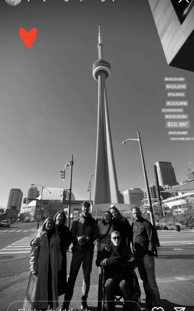 Börje Salming tillsammans med sin familj framför landmärket CN tower i Toronto.
