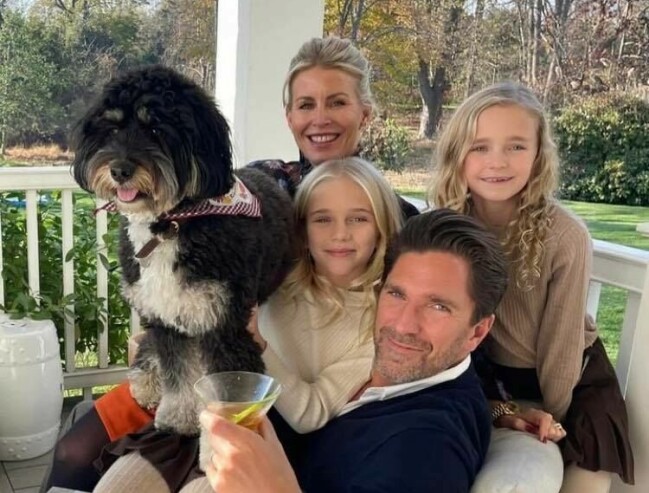 Henrik Lundqvist med frun Therese Andersson och barnen Charlise och Juli samt familjens hund på Thanksgiving.
