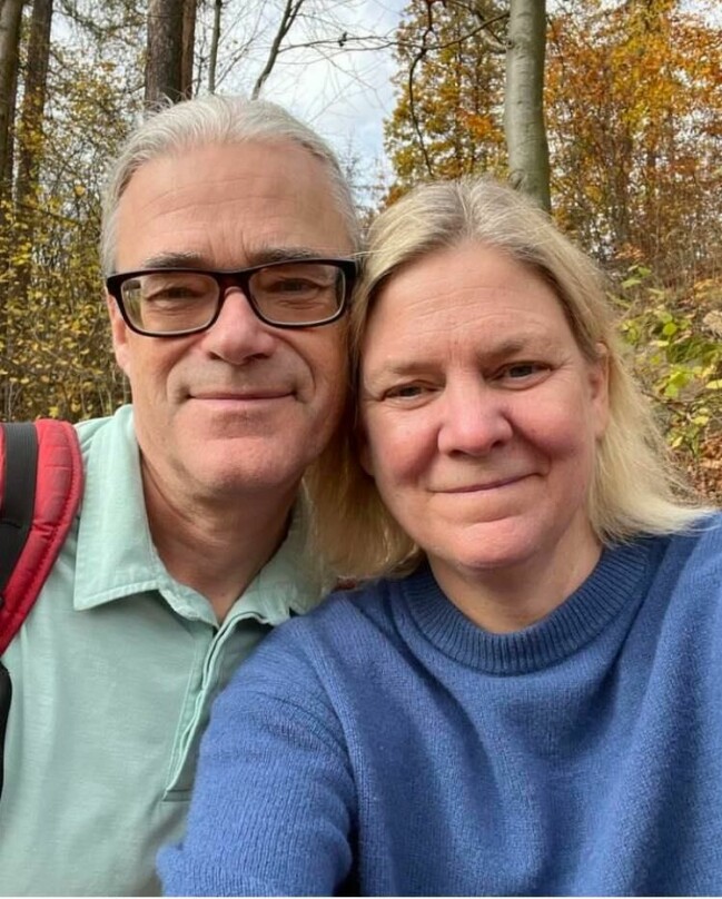 Richard Friberg och Magdalena Andersson ute i naturen.