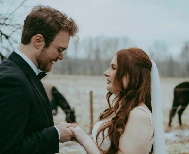 I början av december gifte sig Elin och Albin. Albin Fagrell Holmsten och Elin Holmsten håller varandra i händerna på bröllopet.