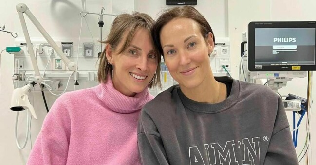 Ida och Elin Kjos i Elins sjukhussäng på Karolinska sjukhuset där hon har deltagit i flera studier. Ida och Elin Kjos i Elins sjukhussäng på Karolinska sjukhuset.