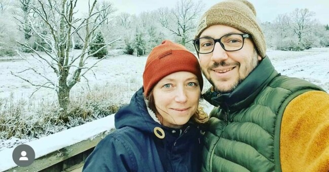 Sara Larsson och Muharrem Demirok är fortfarande inte gifta i dag – 13 år efter frieriet i tv. Sara Larsson och Muharrem Demirok står bredvid varandra i vinterkläder och mössor med vinterlandskap i bakgrunden.