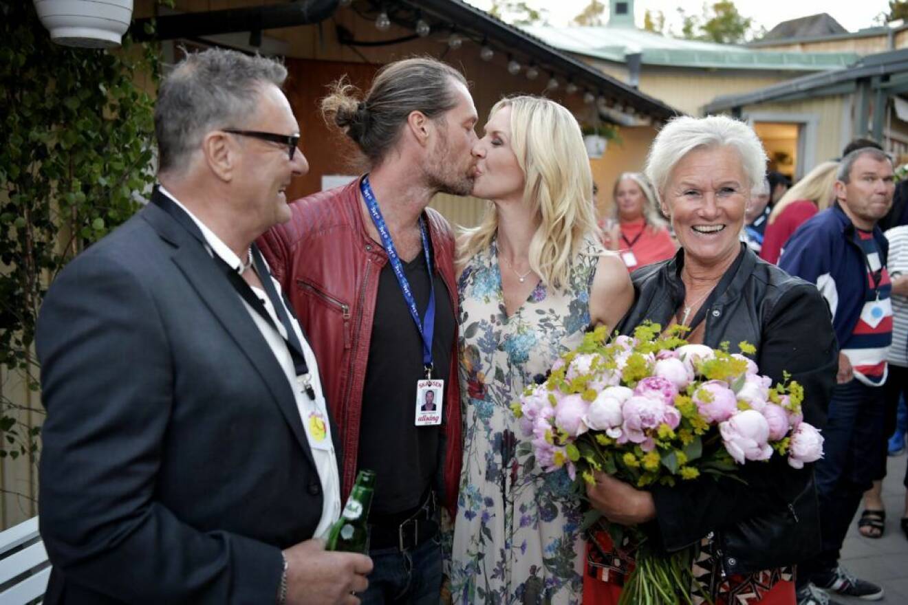Sanna pussar pojkvännen Joakim som stöttade henne under premiären av "Allsång på Skansen".