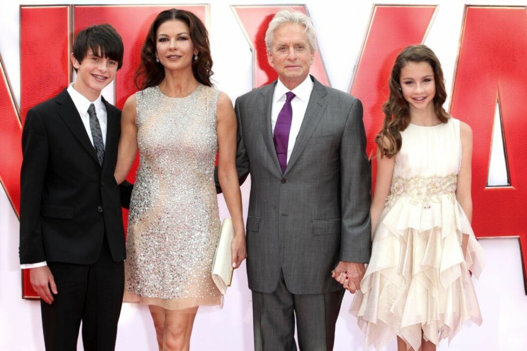 Alla i familjen mår äntligen bra igen efter en tung tid då Michael Douglas drabbades av och kämpade mot strupcancer. July 8, 2015 - London, England - Dylan Douglas, Catherine Zeta Jones, Michael Douglas and Carys Douglas arriving for the European premiere of Ant-Man, at Odeon Leicester Square, London. 08/07/2015 (Credit Image: © Future-Image/ZUMA Wire) (c) Zumapress / IBL