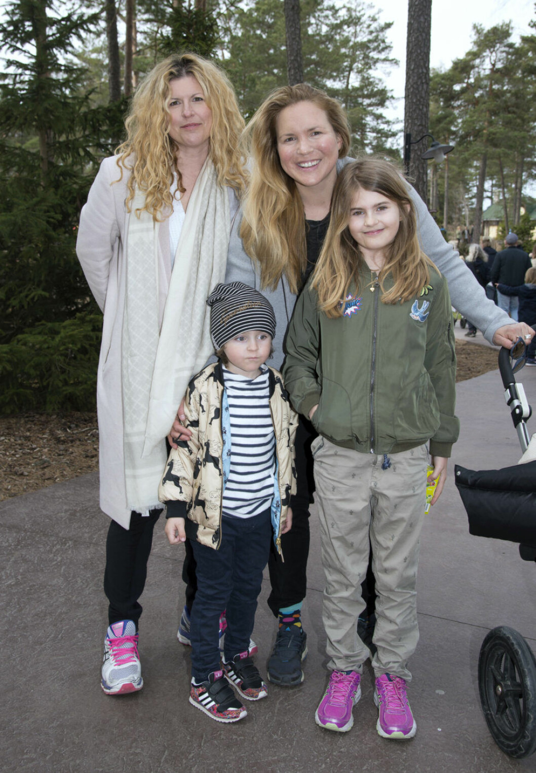 Filippa Rådin och Anja Pärson med barnen Emmi och Elvis. Anja Pärson och Filippa Rådin med barnen Emmi och Elvis.