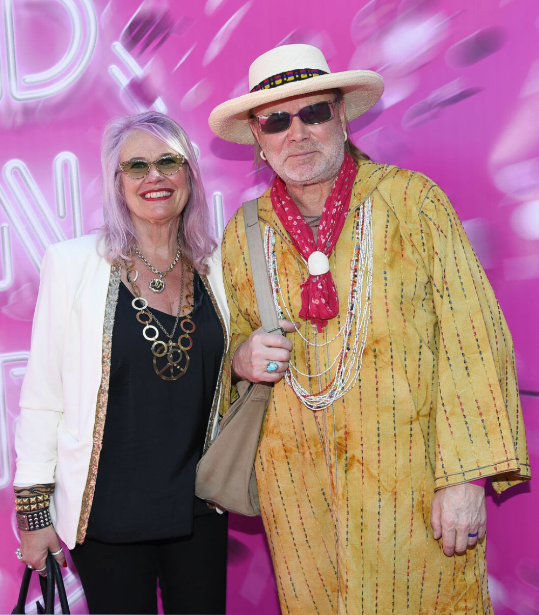 Roger och frun Elisabeth på invigningen av en utställning om 60 år med ESC på ABBA-muséet i maj förra året. Då bar artisten svarta solglasögon för att skyla ögonen. Roger Pontare med fru Elisabeth Pontare Opening of the exhibition "Good Evening Europe - 60 years of Eurovision Song Contest" at ABBA The Museum in Stockholm, Sweden 2016-05-07 (c) Karin Törnblom / IBL Bildbyrå